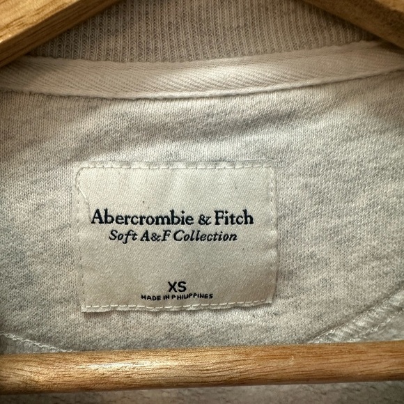 Abercrombie and Fitch Women’s Soft AF Aspen Colorado Sweatshirt. Size XS - Picture 3 of 5